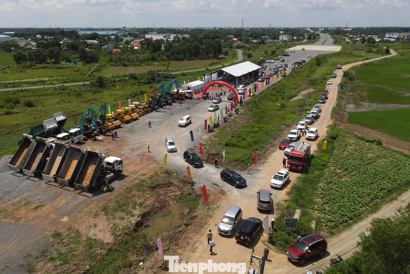 Quy mô giai đoạn 1 là 4 làn xe, mặt cắt ngang 19,75m, được thiết kế đường cao tốc vận tốc V=100 Km/h và đường song hành (đường đô thị) vận tốc 60Km/h, mỗi bên 2 làn xe.