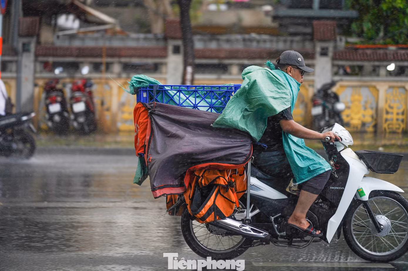 Một người giao hàng khác lấy bao đựng hàng che tạm, chạy trong cơn mưa để kịp giao hàng.