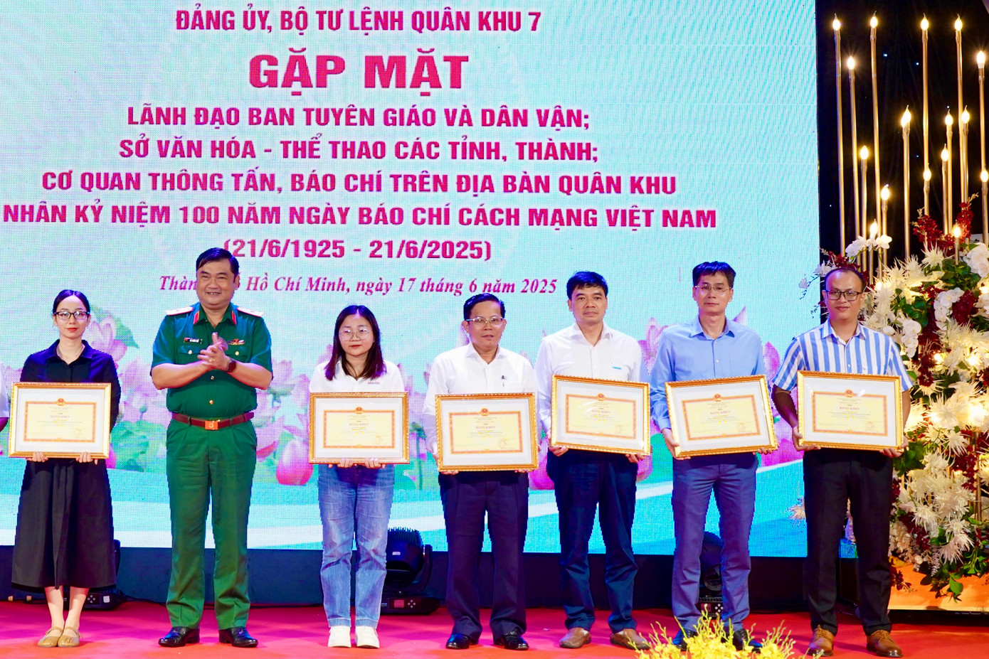 Nhà báo Lý Thành Tâm (thứ 2, từ phải sang), Trưởng Ban đại diện báo Tiền Phong tại TPHCM nhận bằng khen của BTLQK 7. Nhà báo Lý Thành Tâm (thứ 2, từ phải sang), Trưởng Ban đại diện báo Tiền Phong tại TPHCM nhận bằng khen của BTLQK 7.