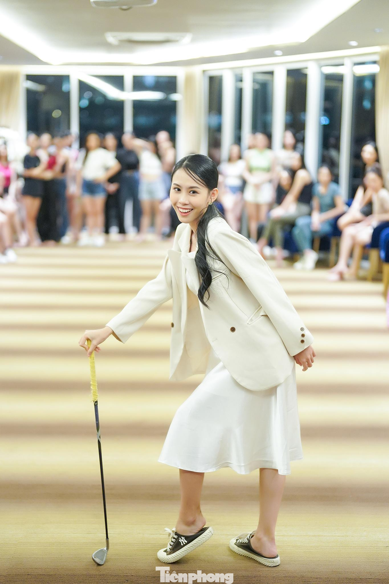 Lê Nguyễn Ngọc Hằng thả dáng với bộ môn golf. Cô là thí sinh có kinh nghiệm biểu diễn, từng vào top 5 Người đẹp biển, top 10 Miss World Vietnam 2022.