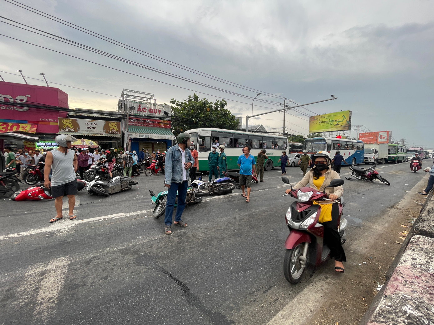 Vụ tai nạn nghiêm trọng xảy ra tại huyện Bến Lức vào giờ tan tầm chiều 6/6 làm hai người chết. Vụ tai nạn nghiêm trọng xảy ra tại huyện Bến Lức vào giờ tan tầm chiều 6/6 làm hai người chết.