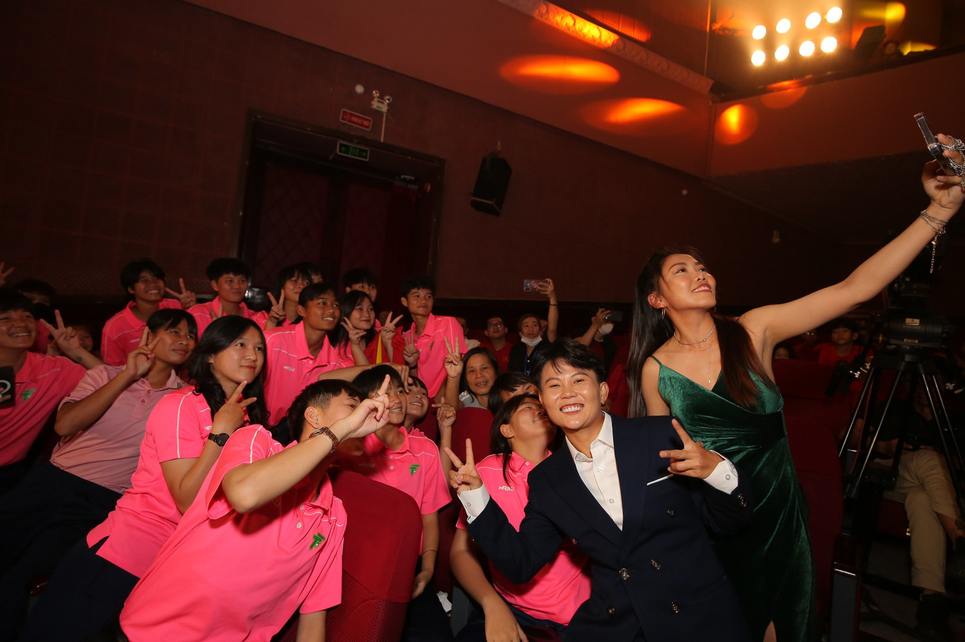 Theo Huỳnh Như, thời gian đầu mới sang Bồ Đào Nha khó khăn, vì lần đầu tiên xuất ngoại phải thích nghi môi trường mới nhưng được sự giúp đỡ của câu lạc bộ và đồng đội cô dần thích nghi hơn. Đến thời điểm hiện tại Như cũng đã thích nghi với đời sống bóng đá tại Bồ Đào Nha. Theo Huỳnh Như, thời gian đầu mới sang Bồ Đào Nha khó khăn, vì lần đầu tiên xuất ngoại phải thích nghi môi trường mới nhưng được sự giúp đỡ của câu lạc bộ và đồng đội cô dần thích nghi hơn. Đến thời điểm hiện tại Như cũng đã thích nghi với đời sống bóng đá tại Bồ Đào Nha.