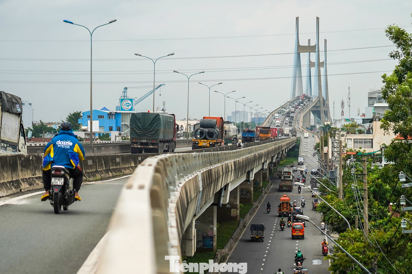 Đoạn cuối đường dẫn hướng thẳng lên cầu Phú Mỹ. Trước đó, Kiểm toán Nhà nước đã thông báo kết quả kiểm toán các dự án đầu tư theo hình thức BT giai đoạn 2014-2018 trên địa bàn TPHCM. Theo đó, dự án Xây dựng đường dẫn kết nối cầu Phú Mỹ do Công ty PMC làm nhà đầu tư có một số sai phạm, buộc phải nộp lại hơn 350 tỷ đồng cho Nhà nước.