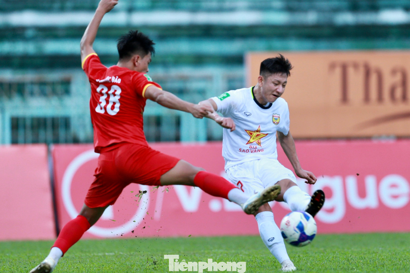 Đối đầu đội bóng non trẻ của Hạng nhất trên sân khách, CLB Hà Tĩnh chỉ tung đội hình tương đối. Phương án của HLV Nguyễn Thành Công tạo cơ hội thi đấu cho nhiều cầu thủ trẻ, ít được ra sân ở V-League.