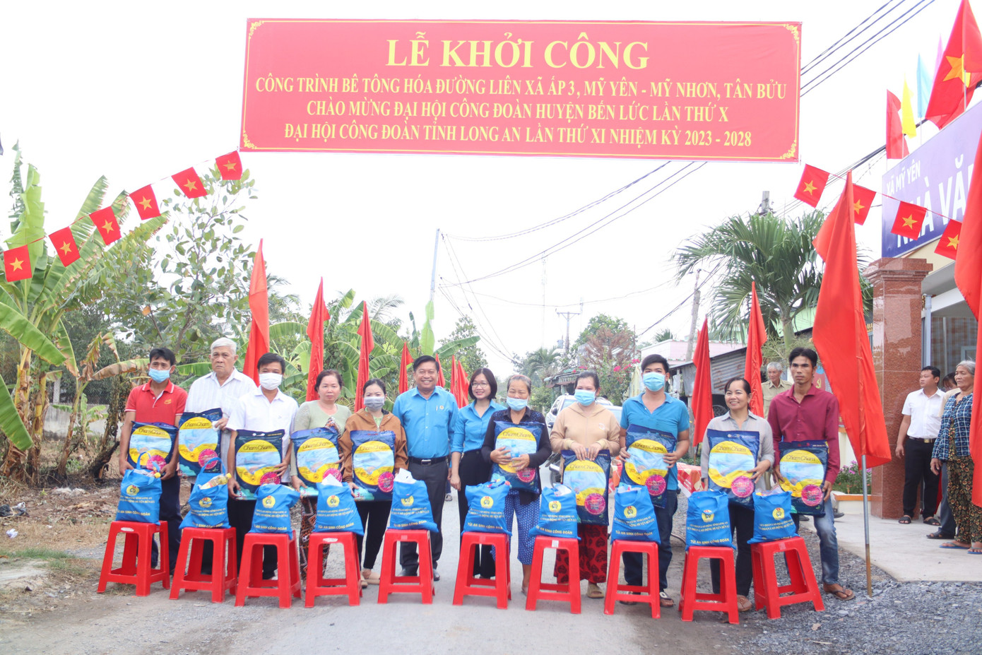 Trong sự kiện quan trọng của xã Mỹ Yên, các hộ gia đình có hoàn cảnh khó khăn cũng được nhận quà hỗ trợ.