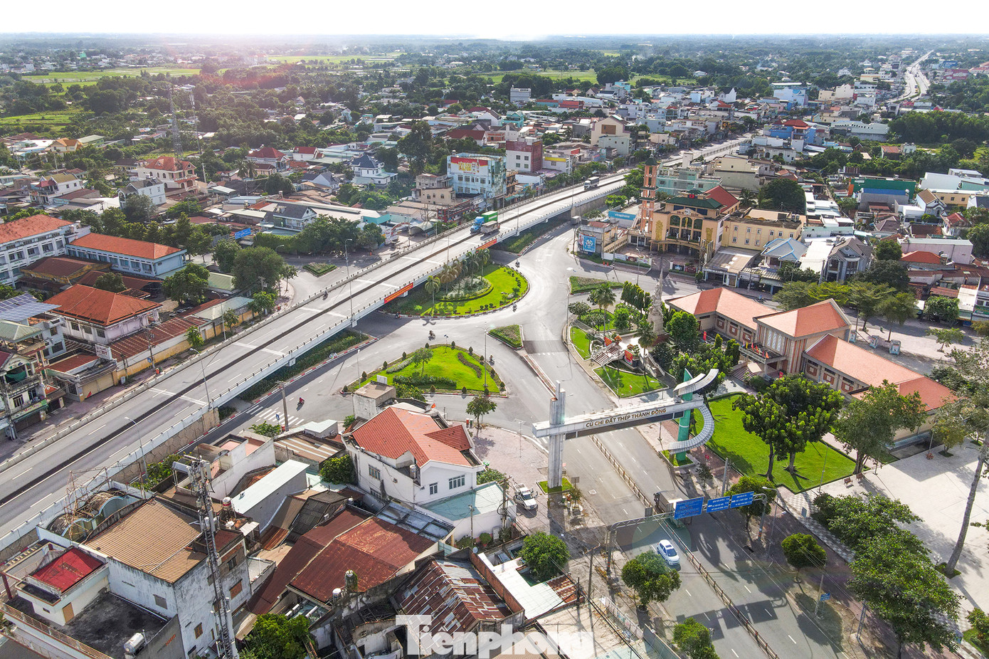 Đặt tên đường Phan Văn Khải cho tuyến Quốc lộ 22, từ cầu An Hạ đến ranh tỉnh Tây Ninh, thuộc địa bàn huyện Củ Chi. Tuyến đường dài 20.240m, lộ giới 120m. Cũng trên Quốc lộ 22, TPHCM đặt tên đường Lê Quang Đạo đối với đoạn từ Quốc lộ 1 đến cầu An Hạ, thuộc địa bàn huyện Hóc Môn, quận 12. Tuyến đường dài 10.060m, lộ giới 60m. Hai ảnh chính là cầu An Hạ và trung tâm TT Củ Chi.