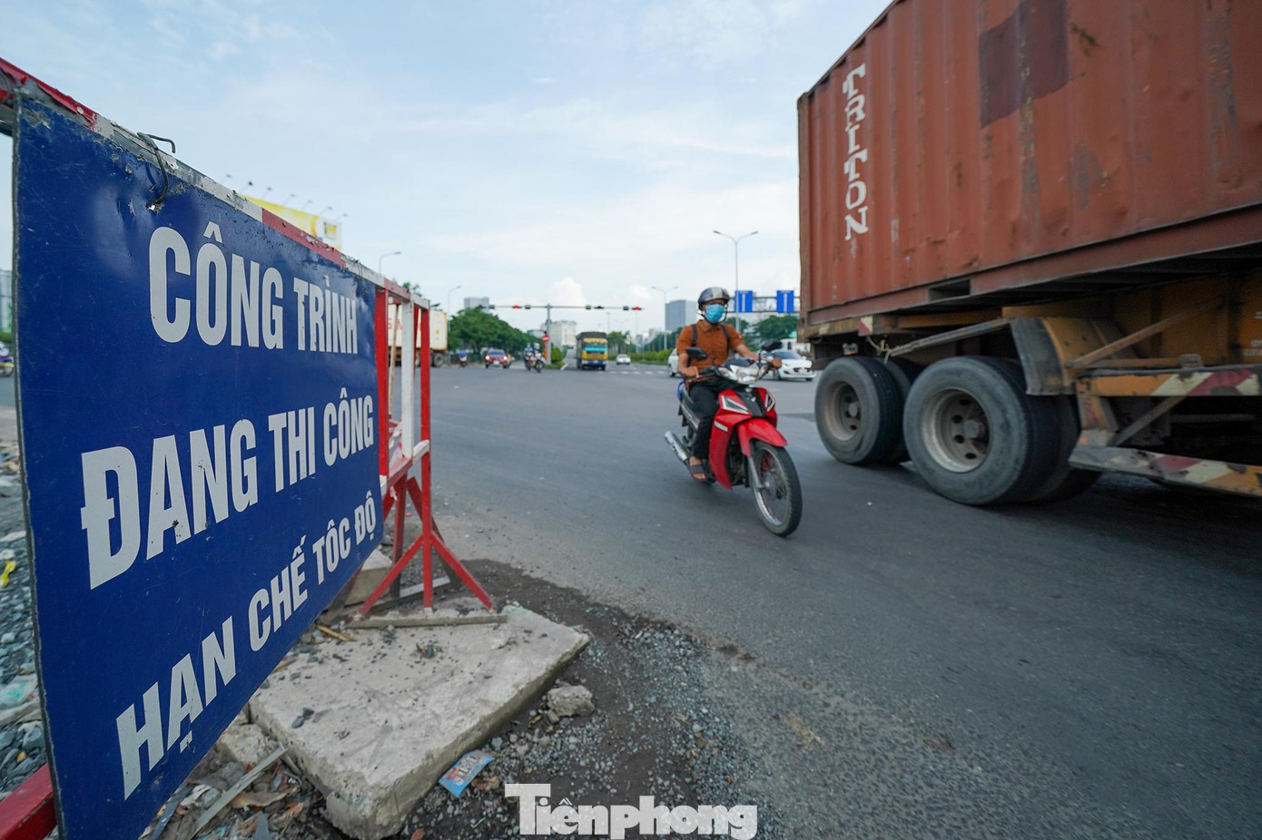 Ghi nhận trưa 28/6, hàng rào an toàn công trình mở rộng đường Nguyễn Văn Linh vẫn chưa được tháo dỡ.