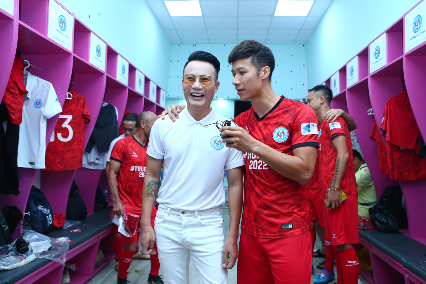 Ca sĩ Hoàng Bách trong trang phục biểu diễn trước trận đấu. Ca sĩ Hoàng Bách trong trang phục biểu diễn trước trận đấu.