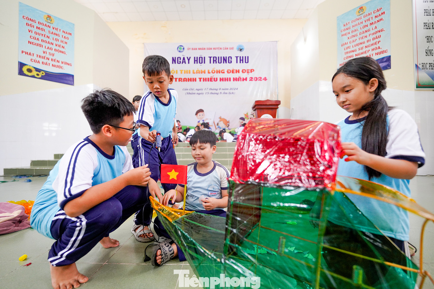 Nhóm các bé của Trường tiểu học Long Thạnh với chiếc đèn lồng hình chiếc thuyền Nghinh Ông.