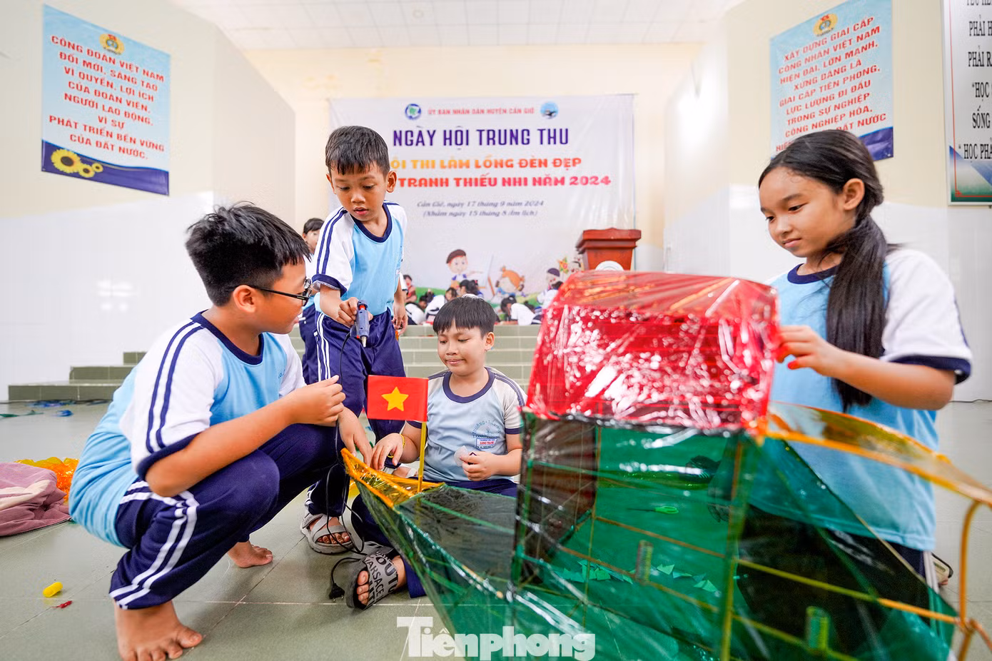 Nhóm các bé của Trường tiểu học Long Thạnh với chiếc đèn lồng hình chiếc thuyền Nghinh Ông.