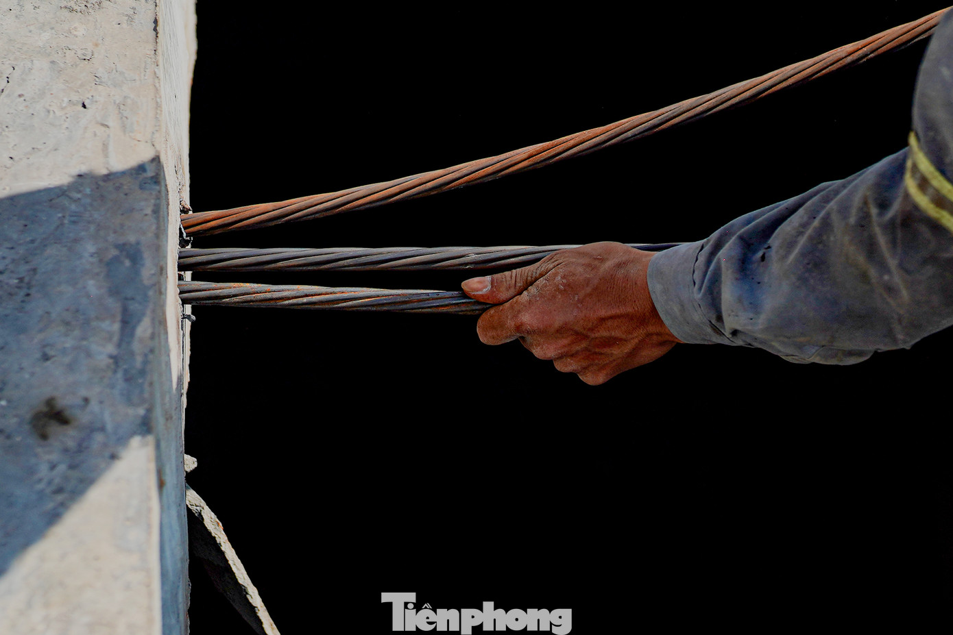 Dự án cầu bắc qua sông Vàm Cỏ Tây có giá trị dự toán gần 576 tỉ đồng, riêng chi phí xây dựng hơn 564 tỉ đồng do Công ty Cổ phần xây lắp Thương mại Delta, công ty Cổ phần xây dựng - lắp máy Trung Nam và Công ty Cổ phần Kiểm định xây dựng An Hoà thi công.