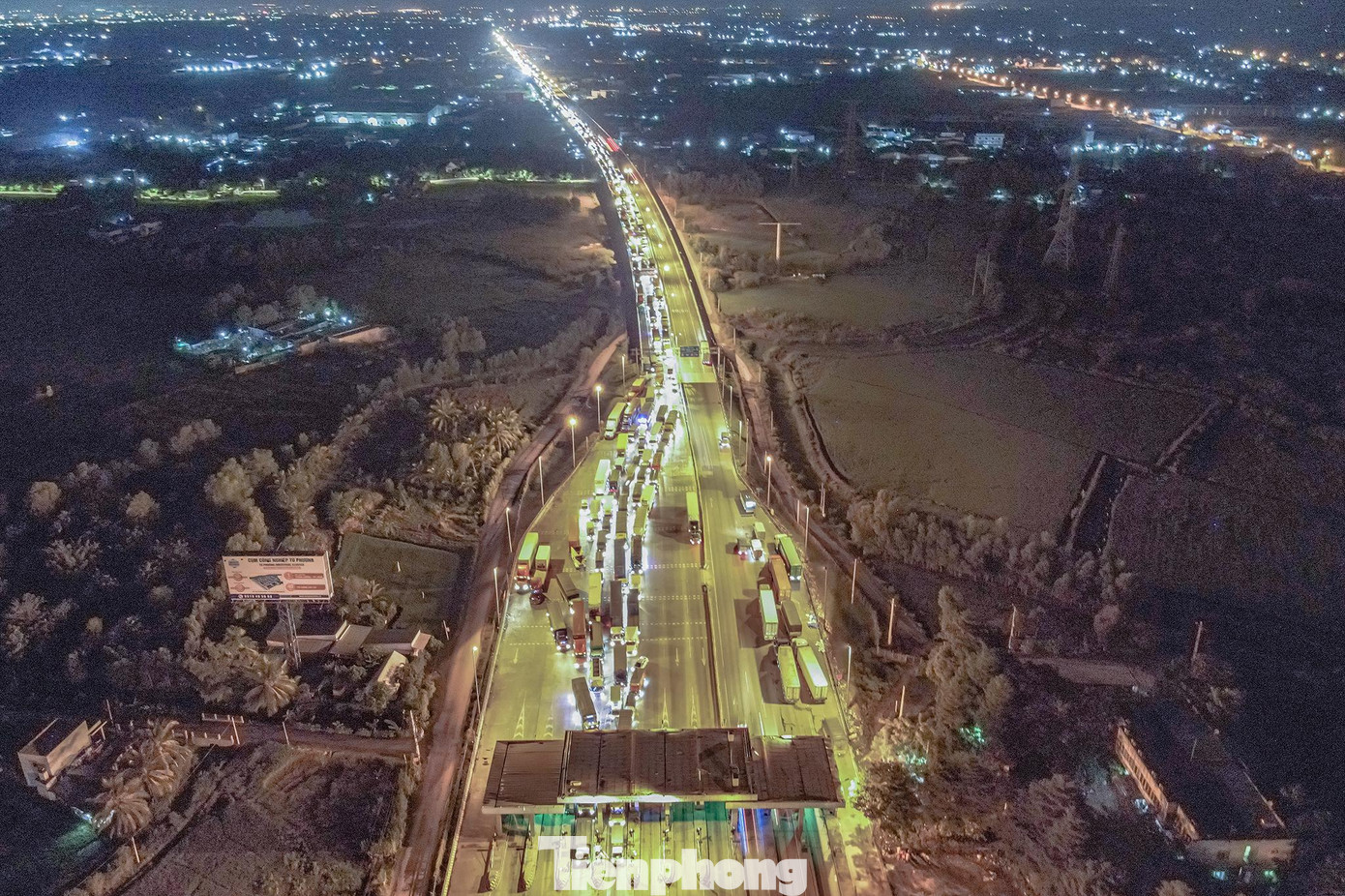 0h ngày 9/7/2021, TPHCM chính thức giãn cách xã hội theo Chỉ thị 16 của Chính phủ. Theo đó, người dân chỉ được ra khỏi nhà trong trường hợp thật sự cần thiết như mua thực phẩm, thuốc men, thực hiện công vụ... Thời điểm đó, chỉ số lây nhiễm trong cộng đồng đã chuyển sang cấp độ 3, số ca mắc mới mỗi ngày vượt con số 3.000 ca. Trong ảnh, nhiều phương tiện dồn ứ tại trạm thu phí Chợ Đệm vì không đủ điều kiện vào TPHCM.