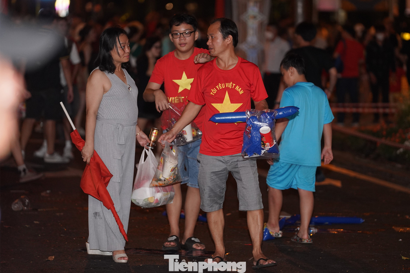 Trận đấu kết thúc, đội tuyển Thái Lan bảo vệ thành công ngôi vô địch. Người hâm mộ ra về và không quên dọn rác ngay tại nơi mình ngồi.