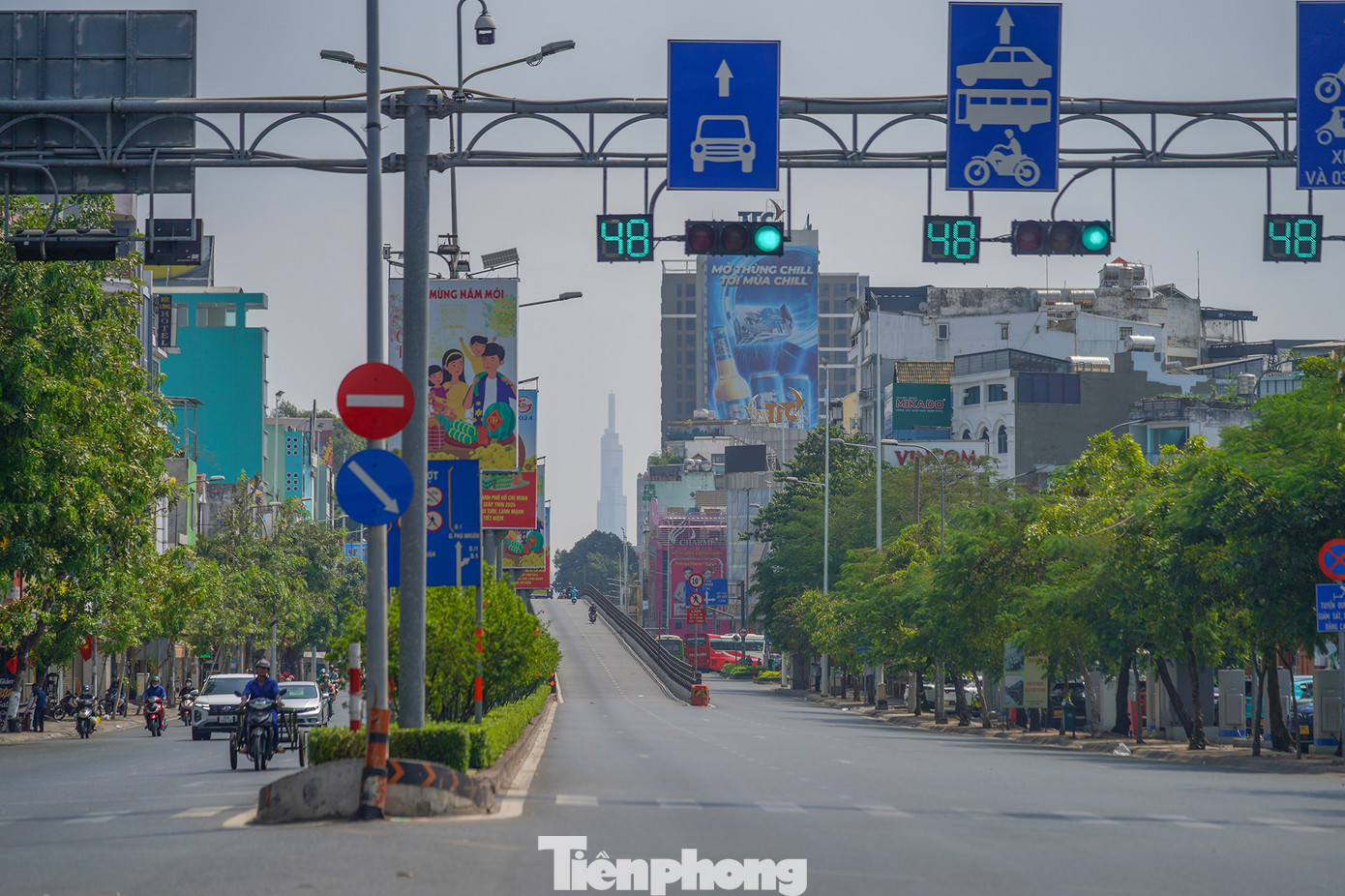 Cầu vượt Lăng Cha Cả thời điểm 12h trưa.