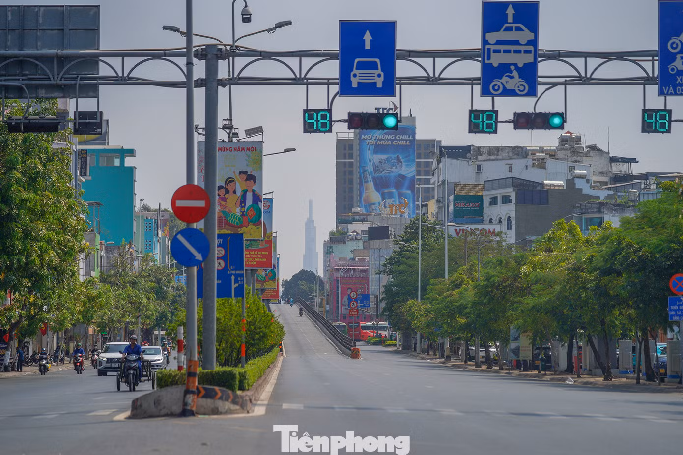 Cầu vượt Lăng Cha Cả thời điểm 12h trưa.