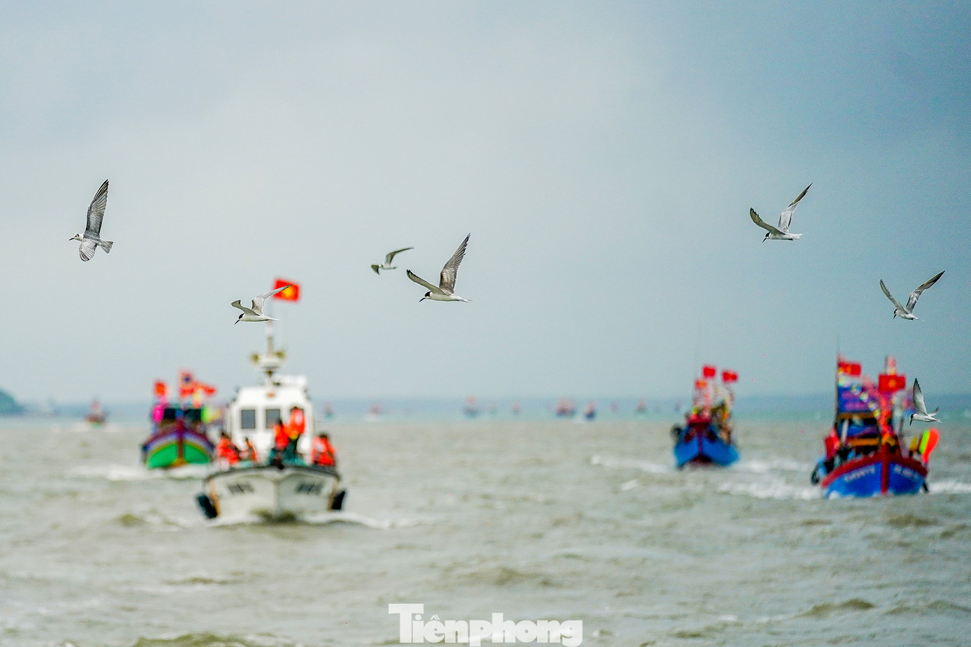 Trên đường quay về, các tàu ngư dân thường mong muốn chạy sát để chạm vào ghe Nghinh Ông lấy may mắn nhưng đều được tổ an ninh chốt chặn, phát loa cảnh báo, không cho tiếp cận.
