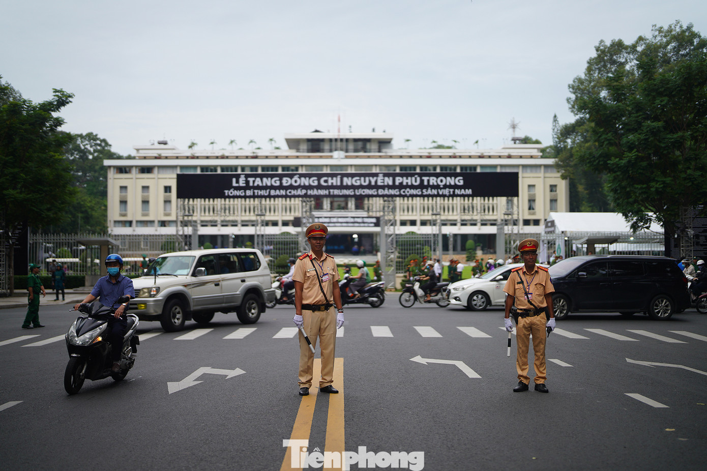 Từ sáng nay (25/7), tại Nhà tang lễ Quốc gia (Hà Nội), cùng thời gian này tại Hội trường Thống Nhất (TPHCM) và quê nhà xã Đông Hội, huyện Đông Anh (thành phố Hà Nội), Ban Chấp hành Trung ương Đảng, Quốc hội, Chủ tịch nước, Chính phủ, Ủy ban Trung ương Mặt trận Tổ quốc Việt Nam và gia đình đã tổ chức trọng thể Lễ viếng Tổng Bí thư Nguyễn Phú Trọng, theo nghi thức Quốc tang. Từ sáng nay (25/7), tại Nhà tang lễ Quốc gia (Hà Nội), cùng thời gian này tại Hội trường Thống Nhất (TPHCM) và quê nhà xã Đông Hội, huyện Đông Anh (thành phố Hà Nội), Ban Chấp hành Trung ương Đảng, Quốc hội, Chủ tịch nước, Chính phủ, Ủy ban Trung ương Mặt trận Tổ quốc Việt Nam và gia đình đã tổ chức trọng thể Lễ viếng Tổng Bí thư Nguyễn Phú Trọng, theo nghi thức Quốc tang.