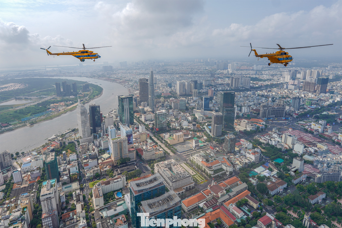 Biên đội trực thăng trên bầu trời TPHCM.