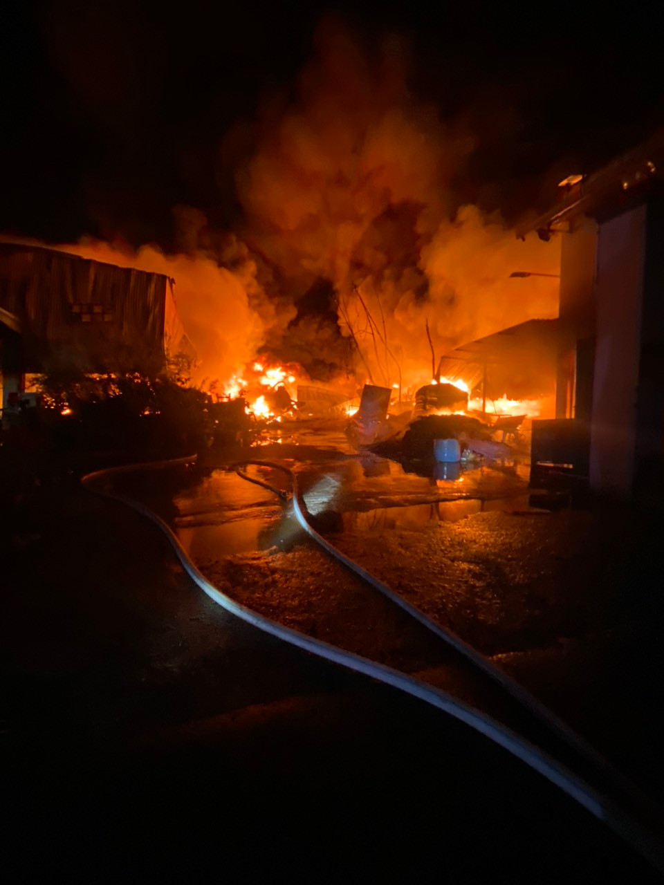 Xưởng có vật liệu dễ cháy nên đám cháy nhanh chóng lây lan. Xưởng có vật liệu dễ cháy nên đám cháy nhanh chóng lây lan.