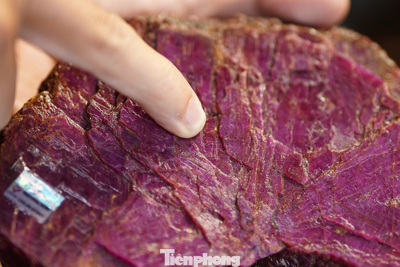 Chia sẻ về viên ruby "máu" trong ảnh, anh Khoa cho biết: "Vì một duyên may mà tôi có được viên ruby có kích thước lớn như thế này. Theo nhiều nhà nghiên cứu có kinh nghiệm cho rằng đây là viên đá xuất xứ từ Lục Yên, Yên Bái".