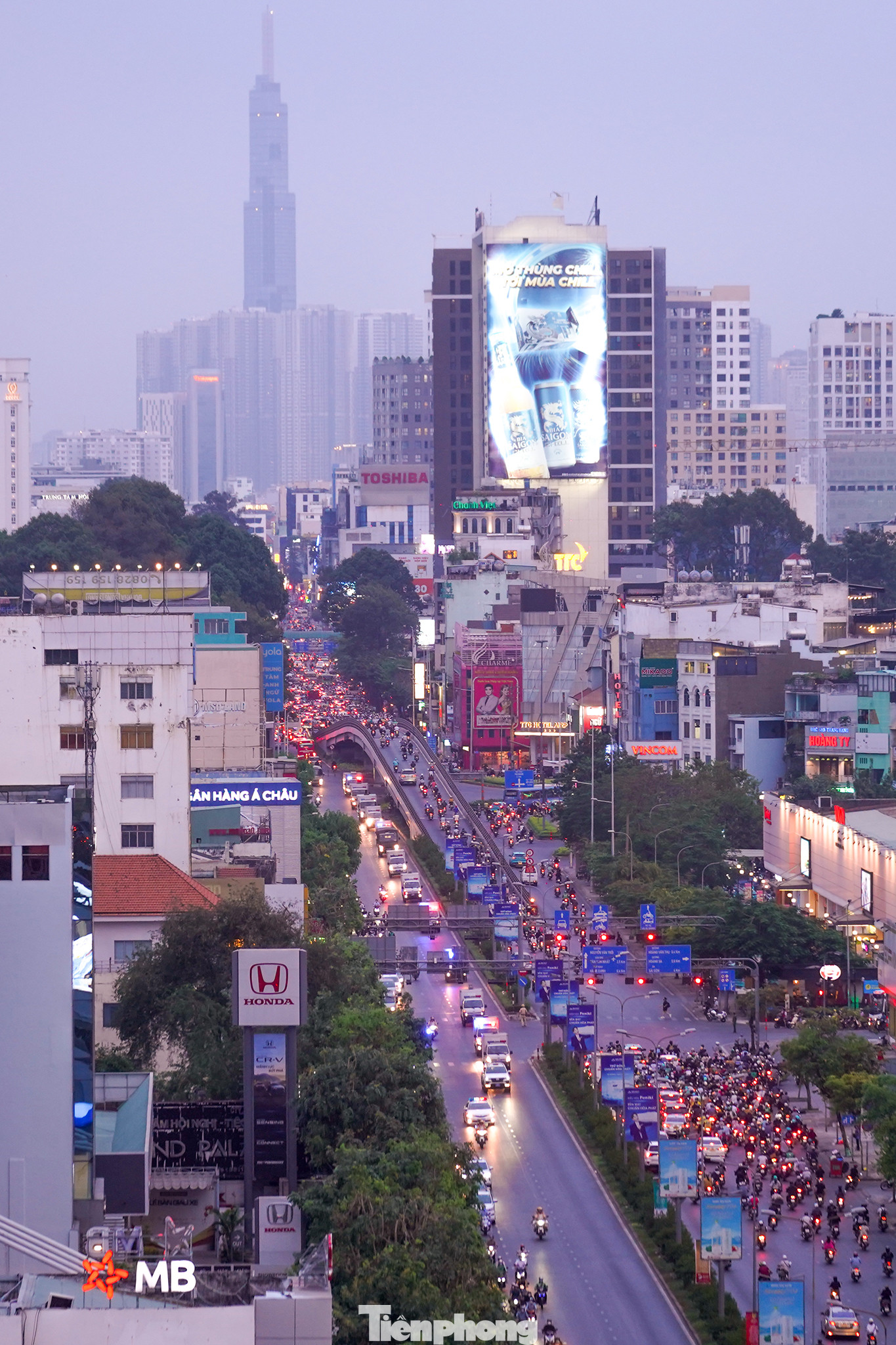 Nhìn từ trên cao, có thể hàng dài đoàn xe chở phạm nhân vụ Vạn Thịnh Phát nổi bật trên đường Cộng Hoà, đoạn qua cầu vượt Lăng Cha Cả (quận Tân Bình).