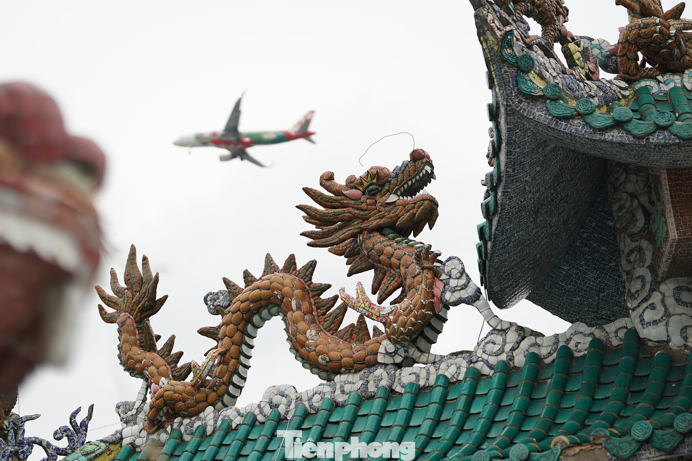 Ngôi miếu nằm ngay đường cất, hạ cánh sân bay Tân Sơn Nhất nên sẽ thú vị cho những ai thích ngắm máy bay.