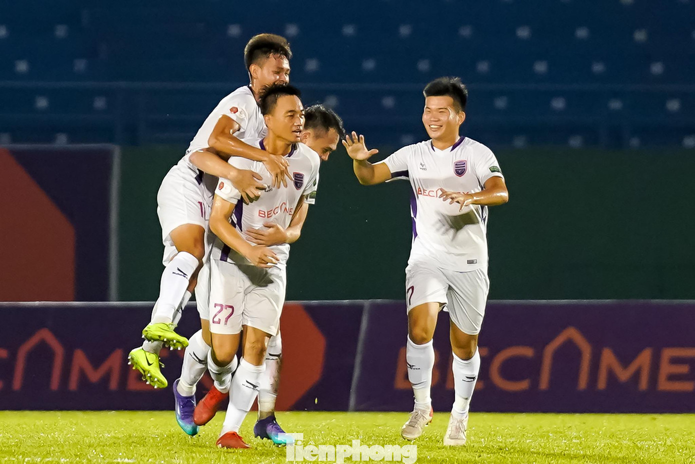 Phút 76, Nguyễn Trung Tín (số 27) đánh đầu từ tình huống đá phạt gỡ hoà 2-2, mang về một điểm cho đội chủ sân Gò Đậu. Phút 76, Nguyễn Trung Tín (số 27) đánh đầu từ tình huống đá phạt gỡ hoà 2-2, mang về một điểm cho đội chủ sân Gò Đậu.