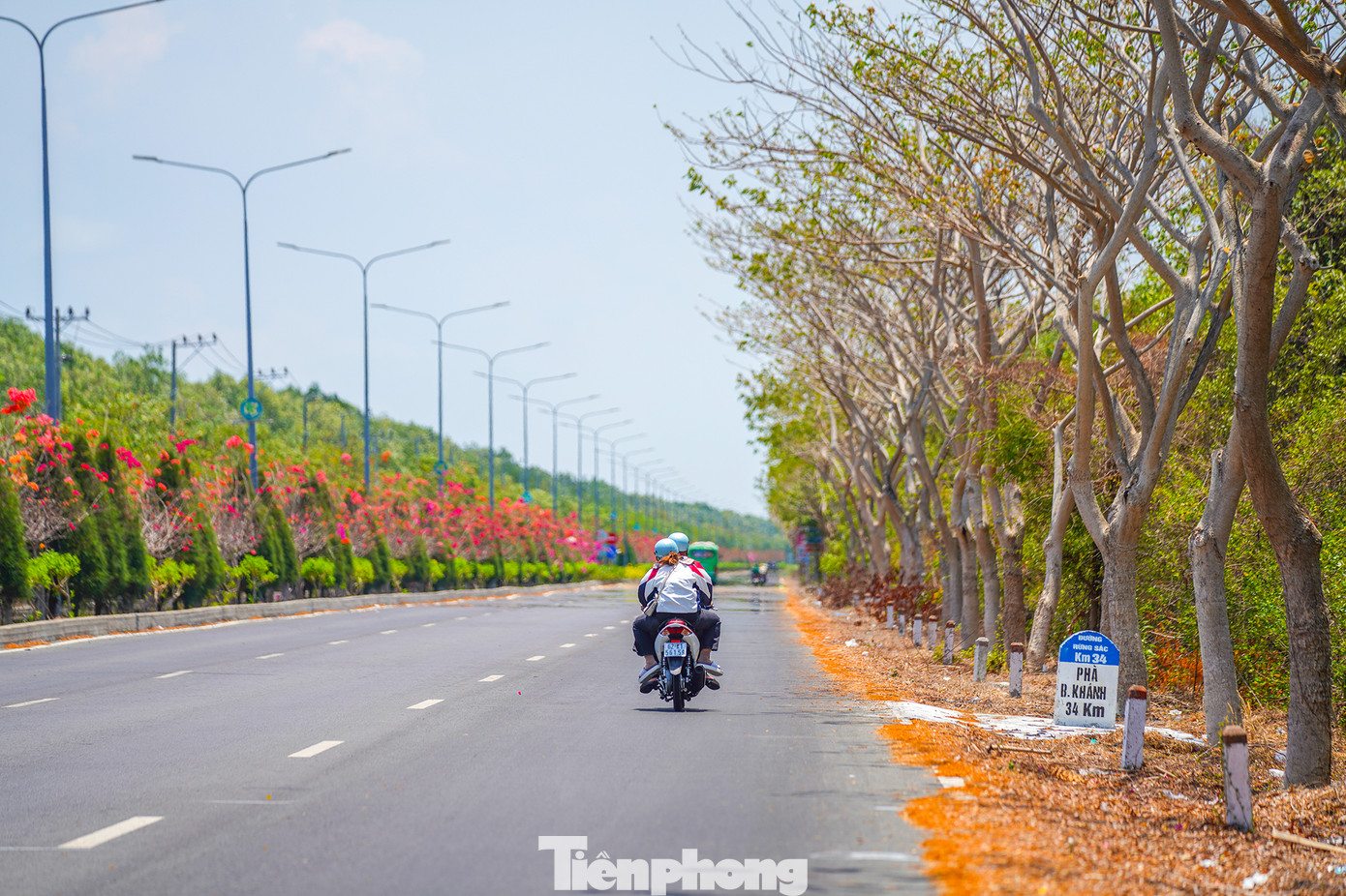 Trước khi có tuyến đường rộng 6 làn xe như hiện tại, con đường độc đạo xuyên rừng, hướng ra biển Cần Giờ chỉ là đường đất nhỏ hẹp, đủ cho một người, một phương tiện di chuyển qua. Đường Rừng Sác được nâng cấp lần đầu tiên vào năm 1985. Khi đó, tuyến đường đất sình lầy được chuyển thành đường cấp phối bằng sỏi và đá. Nhiều nhóm bạn trẻ nhà ở Quận 7, huyện Nhà Bè chọn con đường này để đạp xe, hóng gió...