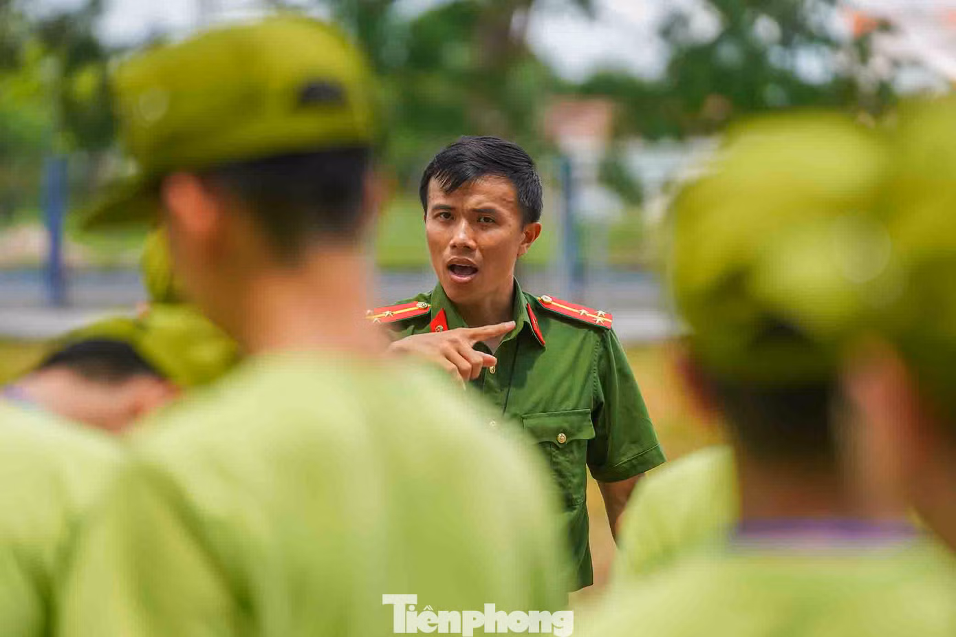 "Chương trình nhằm giáo dục giá trị đạo đức và truyền thống tốt đẹp của dân tộc, hình thành lối sống văn hóa, lành mạnh, trách nhiệm với cộng đồng, giúp thanh thiếu niên nâng cao kiến thức, rèn luyện tác phong kỷ luật, đồng thời tạo điều kiện cho thanh thiếu niên có sân chơi lành mạnh, thiết thực, nâng cao tình cảm yêu quý, bồi đắp niềm tin, niềm tự hào về truyền thống vẻ vang của lực lượng Công an nhân dân, giúp các em có điều kiện làm quen với môi trường Công an nhân dân, rèn luyện tính tự chủ, nề nếp, kỷ luật, kiên định vượt qua khó khăn, thử thách, bản lĩnh hơn trong cuộc sống, có tinh thần chia sẻ, quan tâm đến bạn bè, gia đình và những người xung quanh", bà Trương Thị Hồng Hạnh, tổng điều phối chương trình chia sẻ.