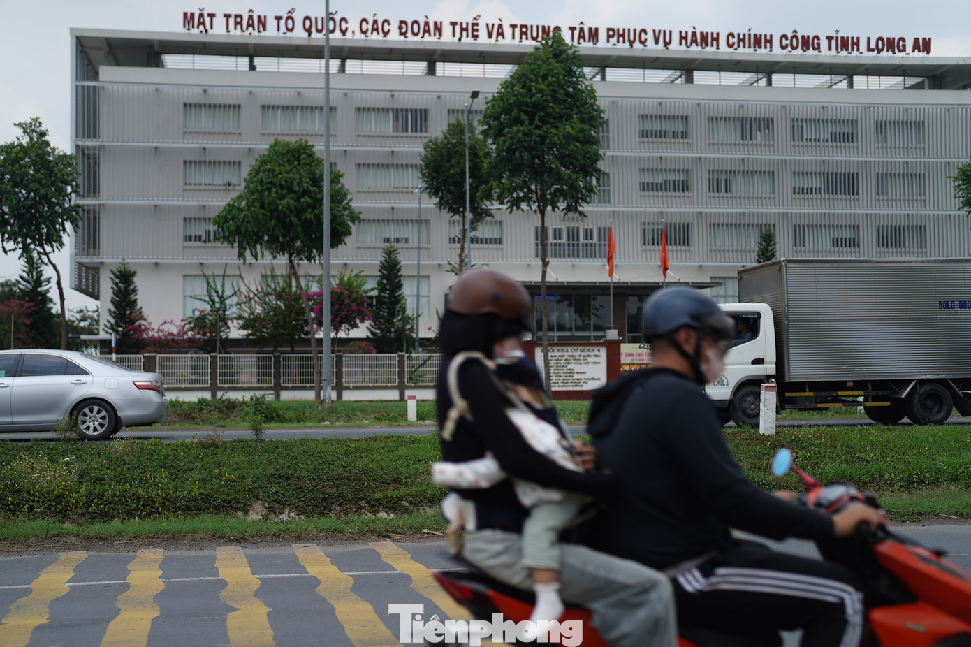 Cách đó khoảng 1km, mặt đường "răng cưa" ở các đoạn có vạch giảm tốc, ngay dưới chân cầu Tân An.