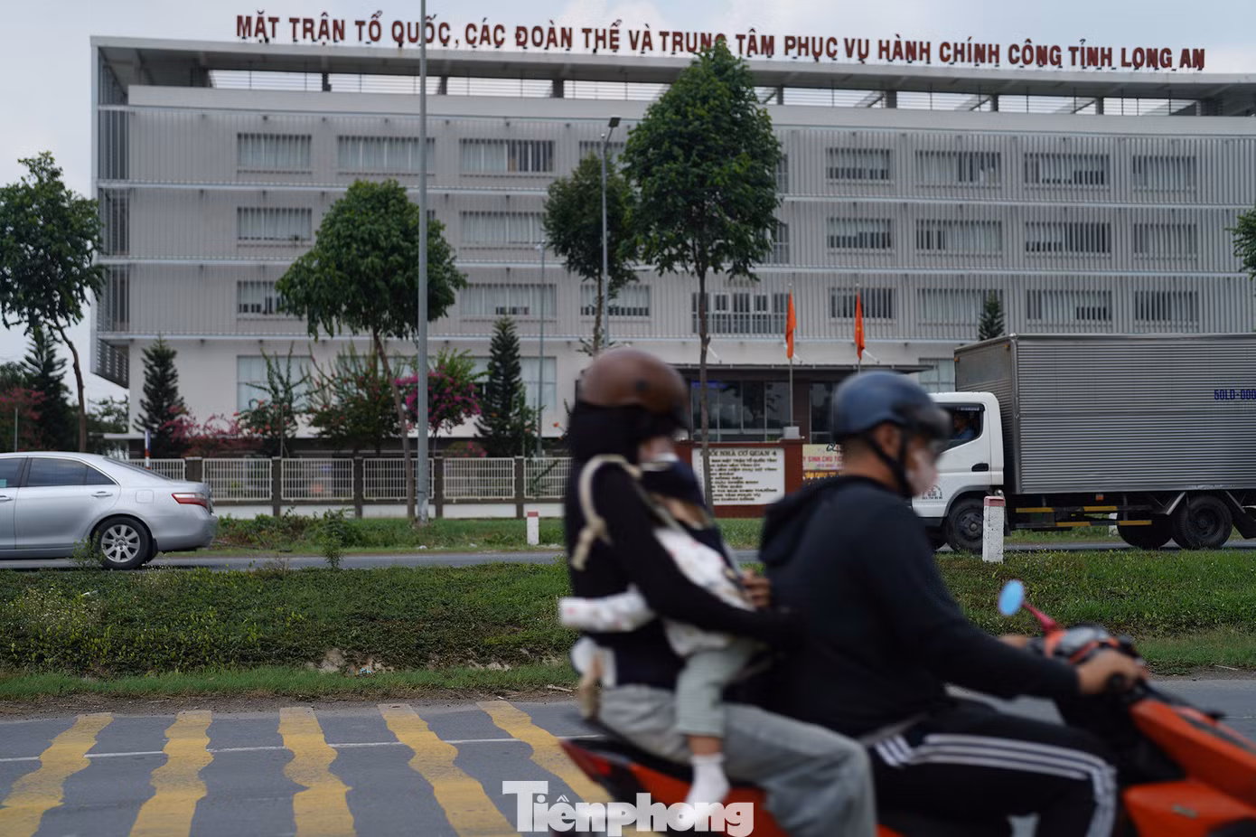 Cách đó khoảng 1km, mặt đường "răng cưa" ở các đoạn có vạch giảm tốc, ngay dưới chân cầu Tân An.