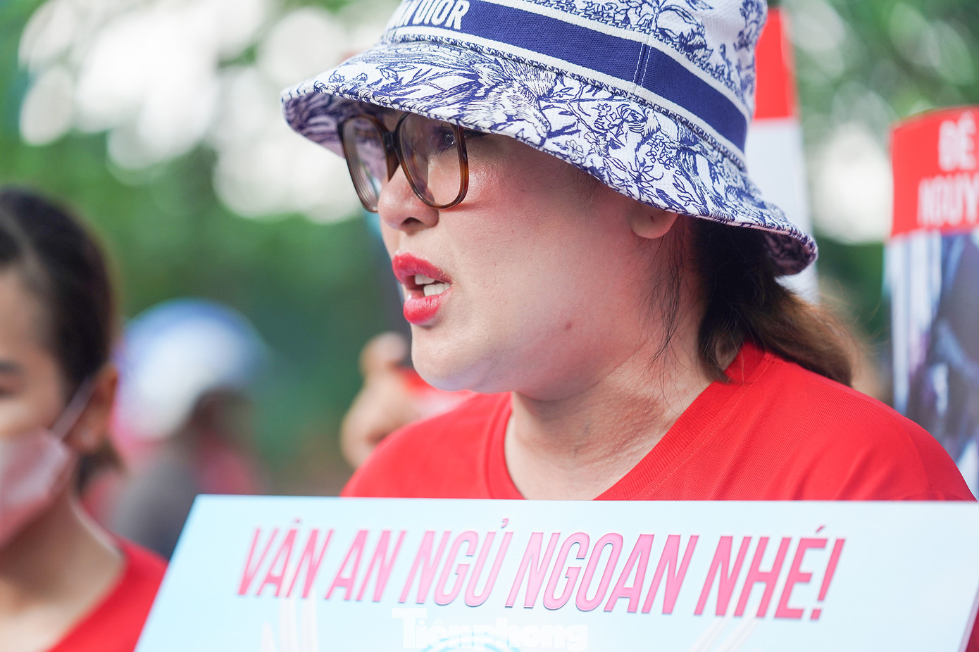 Các hành vi của bị cáo được những người dân có mặt trước TAND cấp cao tại TPHCM khiến nhiều người bức xúc. Thương xót sự bất hạnh của bé Vân An, chị Hương Lê không kiềm được nước mắt.