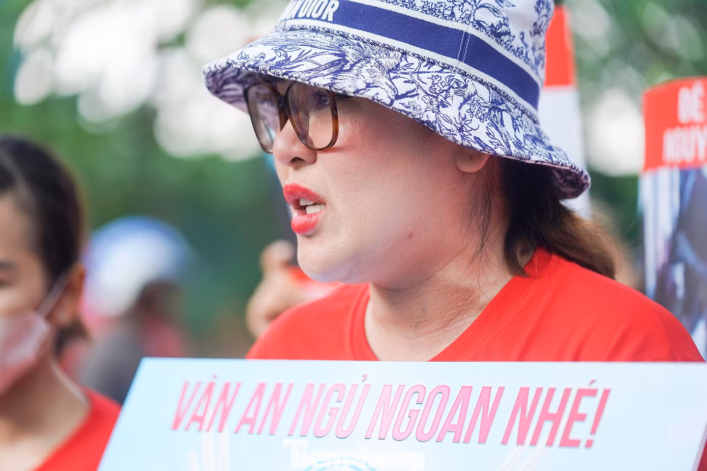 Các hành vi của bị cáo được những người dân có mặt trước TAND cấp cao tại TPHCM khiến nhiều người bức xúc. Thương xót sự bất hạnh của bé Vân An, chị Hương Lê không kiềm được nước mắt.