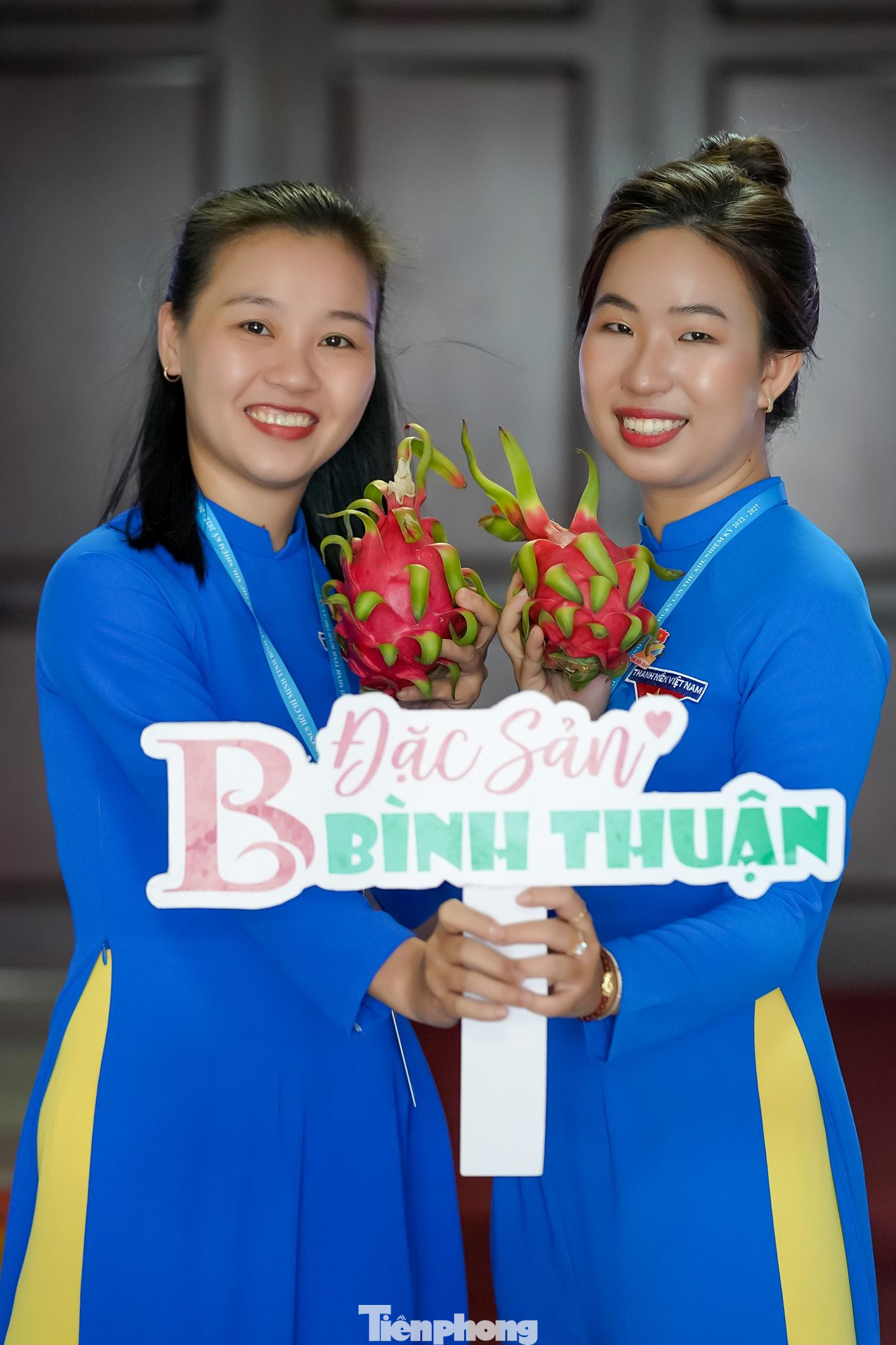 Bạn Quỳnh Trân (bên phải, 1995) Tỉnh Đoàn Bình Thuận, UV BCH khoá XIII duyên dáng cùng đàn chị Lê Thị Minh Hằng (1989), Trưởng ban Xây dựng Đoàn Tỉnh Đoàn Bình Thuận.