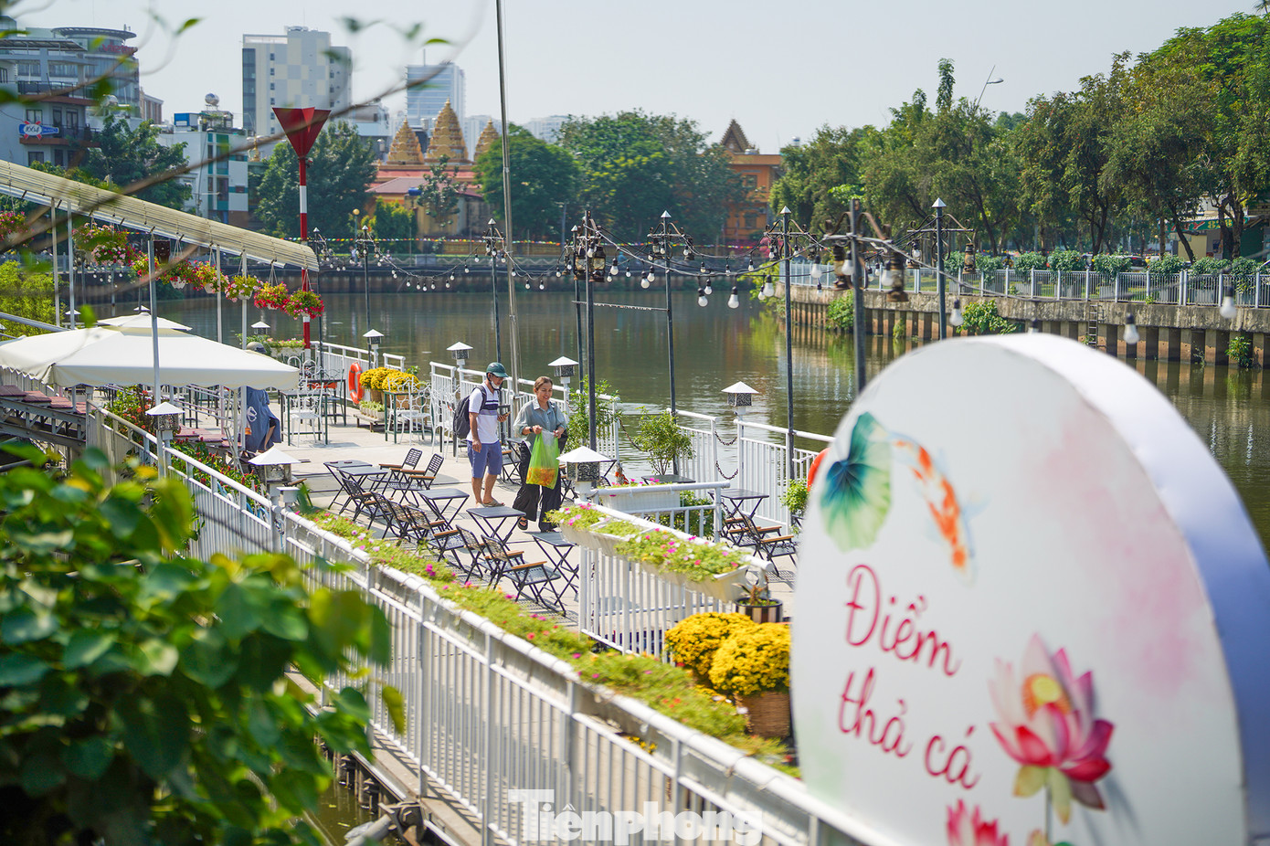 Nhiều người dân lựa bến thuyền du lịch nội đô trên kênh Nhiêu Lộc, đoạn gần chùa Chantarangsay (hay còn có tên gọi khác là chùa Candaransi) để thả cá phóng sinh đưa ông Táo về trời. Nhiều người dân lựa bến thuyền du lịch nội đô trên kênh Nhiêu Lộc, đoạn gần chùa Chantarangsay (hay còn có tên gọi khác là chùa Candaransi) để thả cá phóng sinh đưa ông Táo về trời.