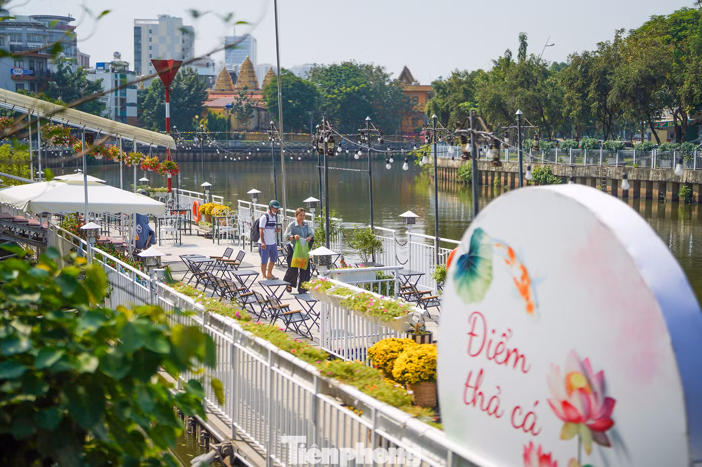 Nhiều người dân lựa bến thuyền du lịch nội đô trên kênh Nhiêu Lộc, đoạn gần chùa Chantarangsay (hay còn có tên gọi khác là chùa Candaransi) để thả cá phóng sinh đưa ông Táo về trời.