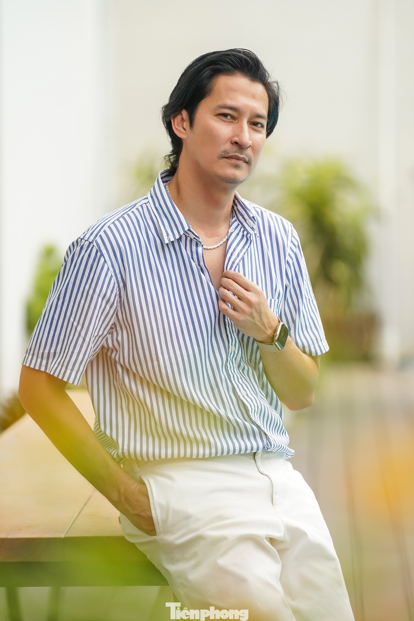 Huy Khánh là diễn viên nằm trong series &quot;phim trăm tỷ đồng&quot; của Lý Hải, Sau Lật mặt: Ba chàng khuyết và Lật mặt: Nhà có khách, nam diễn viên tiếp tục được Lý Hải giao cho vai phản diện trong Lật mặt 6. Trong cuộc phỏng vấn của Tiền Phong, Huy Khánh nói anh vinh dự khi góp mặt trong bộ phim có doanh thu hơn 200 tỷ đồng.