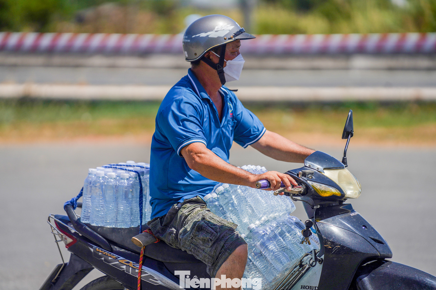 Niềm vui của người dân khi nhận được những chai nước tinh khiết.