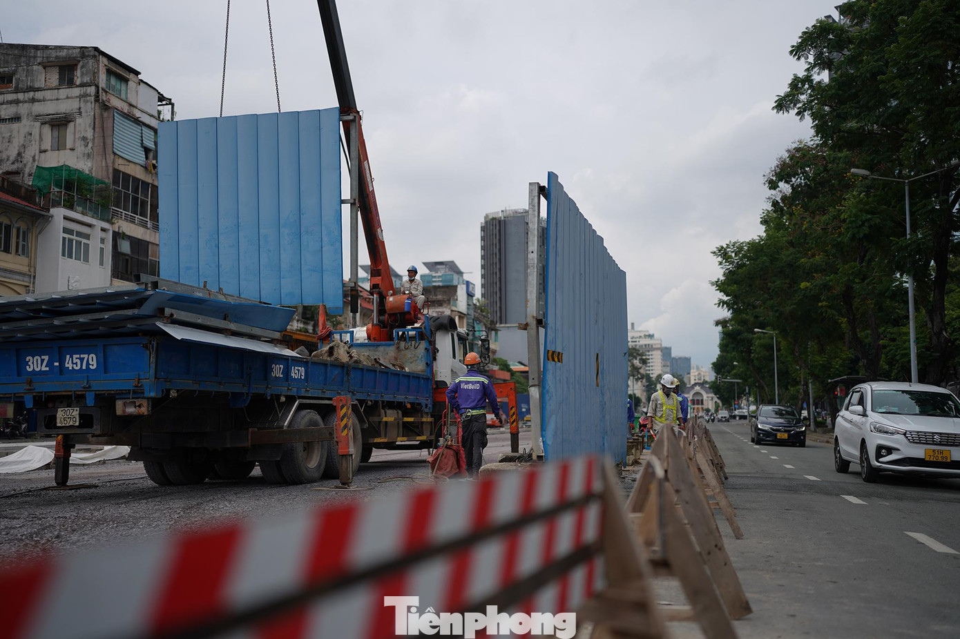 Từ giữa năm 2014, phần lớn mặt đường Lê Lợi (đoạn từ đường Đồng Khởi đến Pasteur) đã được nhà thầu rào chắn để phục vụ thi công ga ngầm Nhà hát TP.HCM. Đến 30/4/2021, một đoạn rào chắn dài 150 m trên đường Lê Lợi (từ đường Nguyễn Huệ đến Pasteur) được tháo dỡ, trả lại mặt bằng nơi này sau gần 6 năm.