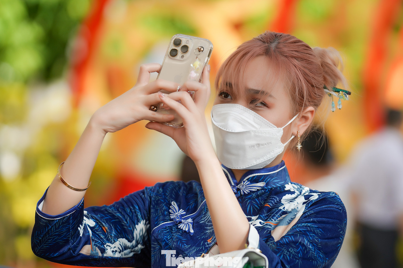 Bạn Lê Đàm Phương Nghi, nhà gần với đường hoa cũng tranh thủ ra chụp ảnh lưu niệm trước khi quay trở lại với công việc và vì đường hoa chỉ hoạt động đến hết mùng 4.