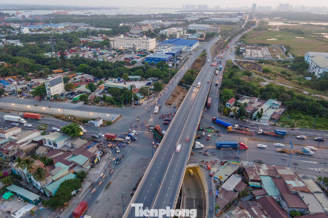 Ngành giao thông TPHCM đã tách pha trụ đèn điều khiển giao thông, xe hai bánh đi thẳng sẽ không lưu thông cùng thời điểm với ôtô rẽ phải.