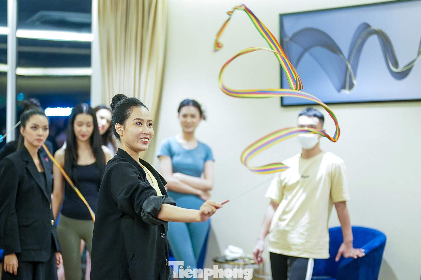 Phương Nhung với màn múa lụa đẹp mắt trong buổi đào tạo cùng đạo diễn catwalk Nguyễn Hưng Phúc.