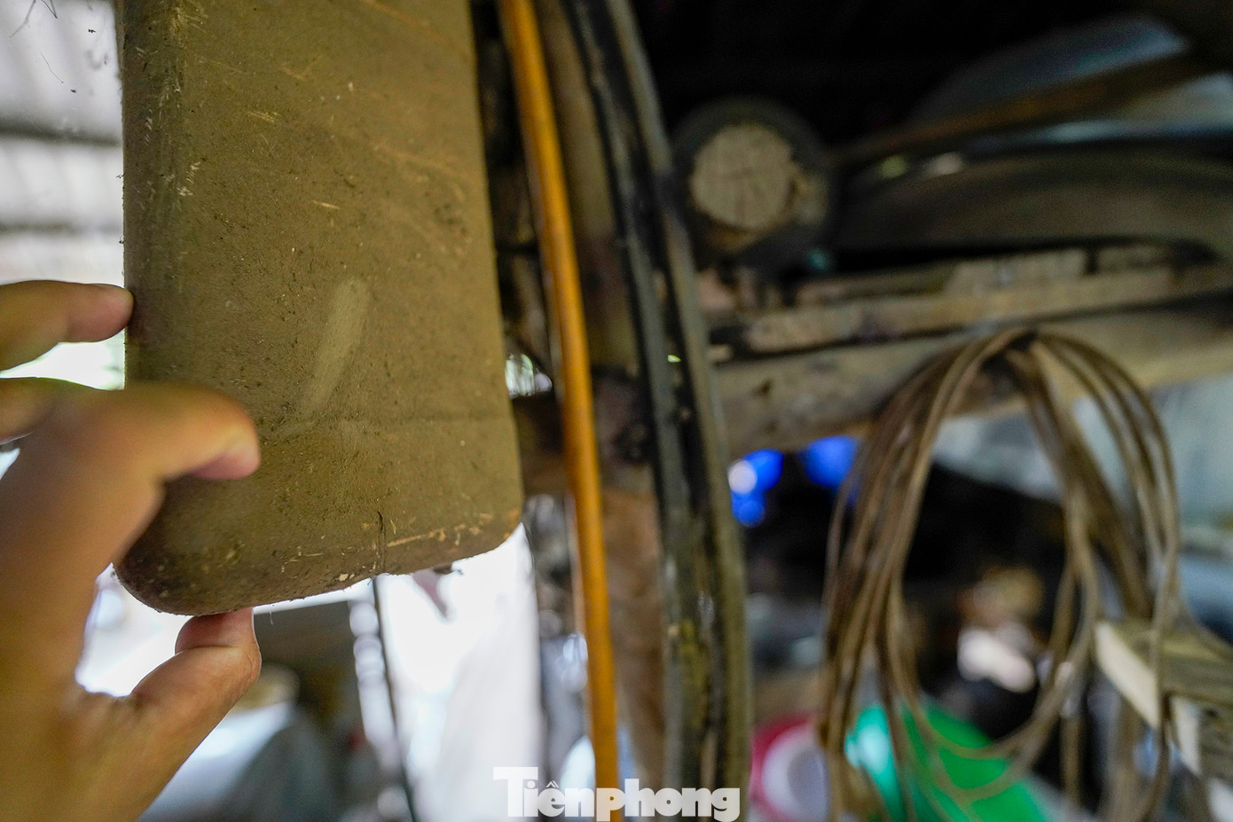 Dùng tay cào mạnh vẫn không thể làm tróc lớp bụi mịn bám trên đồ dùng, vật dụng trong gia đình. Dùng tay cào mạnh vẫn không thể làm tróc lớp bụi mịn bám trên đồ dùng, vật dụng trong gia đình.