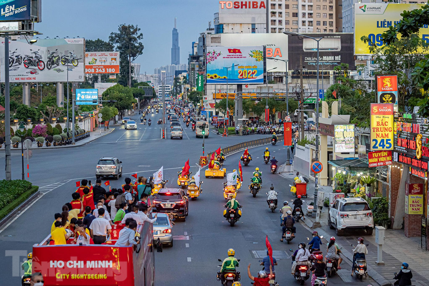 Đoàn xe vào đường Nguyễn Văn Trỗi, hướng về tượng đài Bác Hồ.