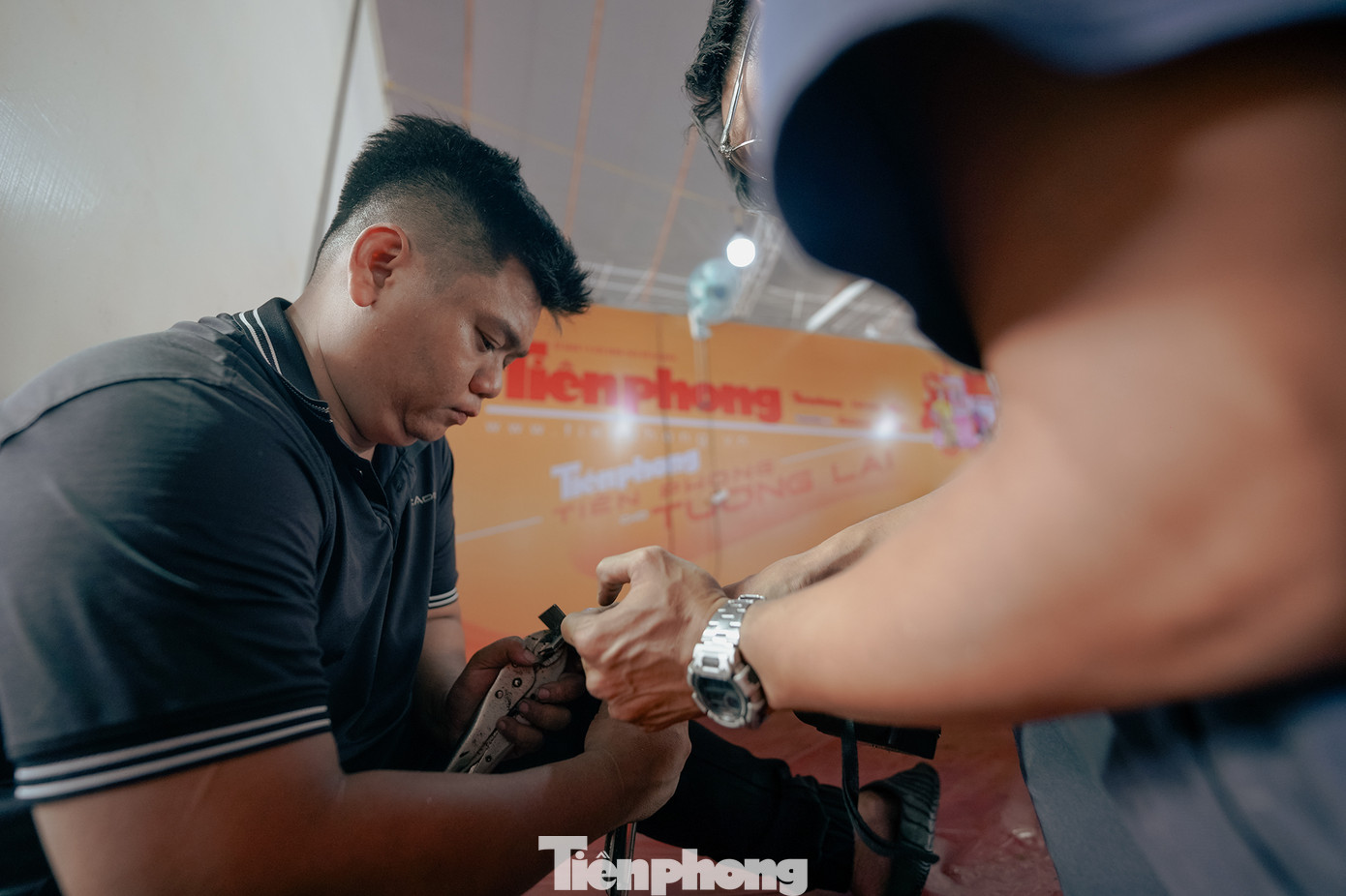 Gian hàng báo Tiền Phong đang hoàn thành các công đoạn cuối cùng trước giờ khai mạc.