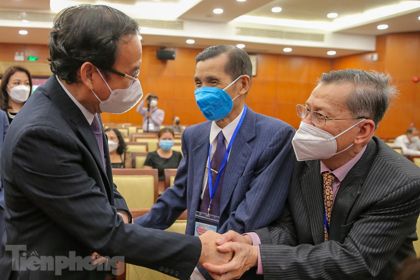 Bí thư Thành uỷ TPHCM Nguyễn Văn Nên (bên trái) bắt tay thăm hỏi kiều bào trong không gian buổi gặp gỡ.