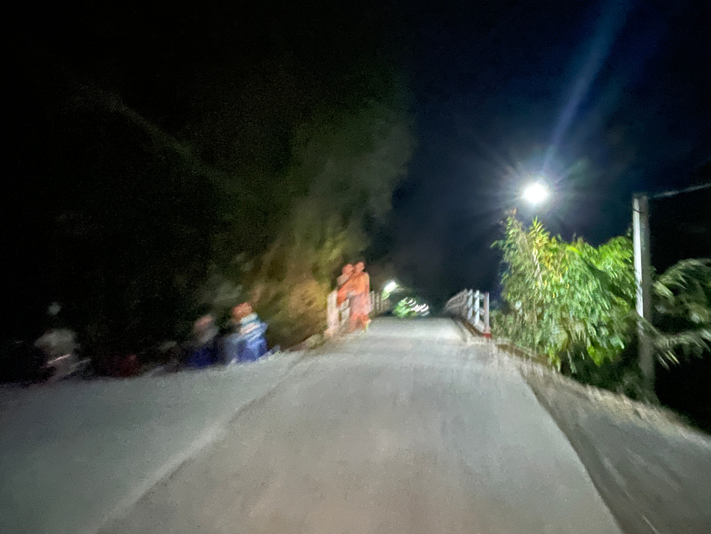 Các cầu dẫn vào khu vực nghi đối tượng đang lẩn trốn đều có người trực gác 24/24h.