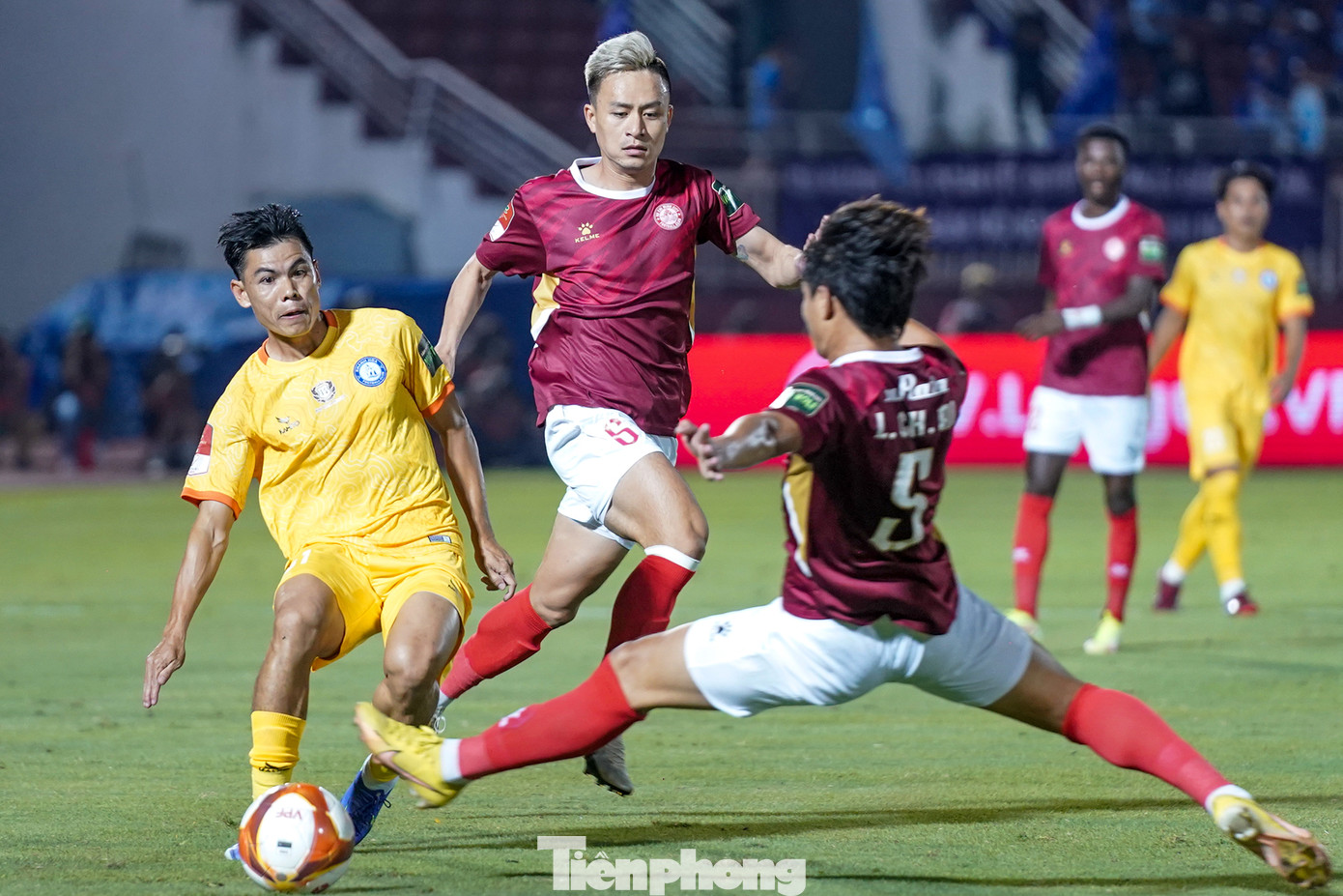 Cả hai đội bước vào sân với tinh thần của một trận chung kết ngược, vào bóng không khoan nhượng.