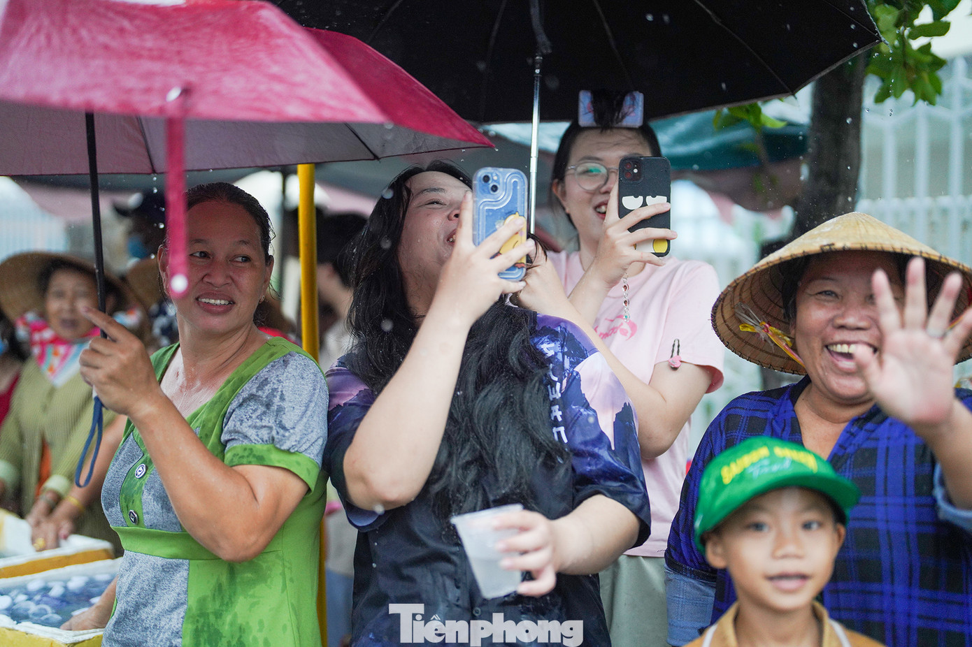Người dân chuẩn bị nước uống đóng chai phát miễn phí cho du khách. Tuy cơn mưa khá to, ai nấy cũng đều phấn khởi, chào đón nhau bằng những nụ cười. Có thể thấy Nghinh Ông là ngày Tết của bà con vùng biển.