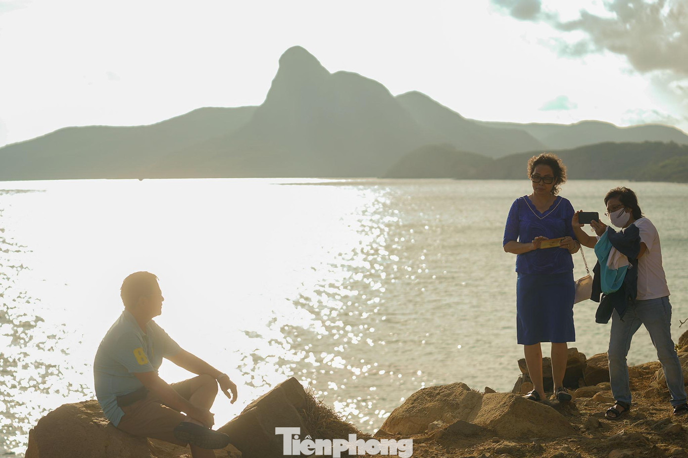 Thời điểm tháng 3, Côn Đảo khá nóng nên nhiều du khách chọn thời điểm sáng sớm hoặc chiều tối để có thể đi hóng gió, chụp ảnh. Thời điểm tháng 3, Côn Đảo khá nóng nên nhiều du khách chọn thời điểm sáng sớm hoặc chiều tối để có thể đi hóng gió, chụp ảnh.